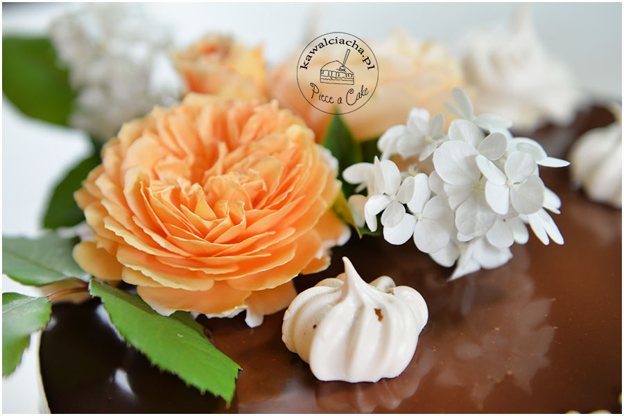 czekoladowy drip cake z polewą ganache i żywymi kwiatami