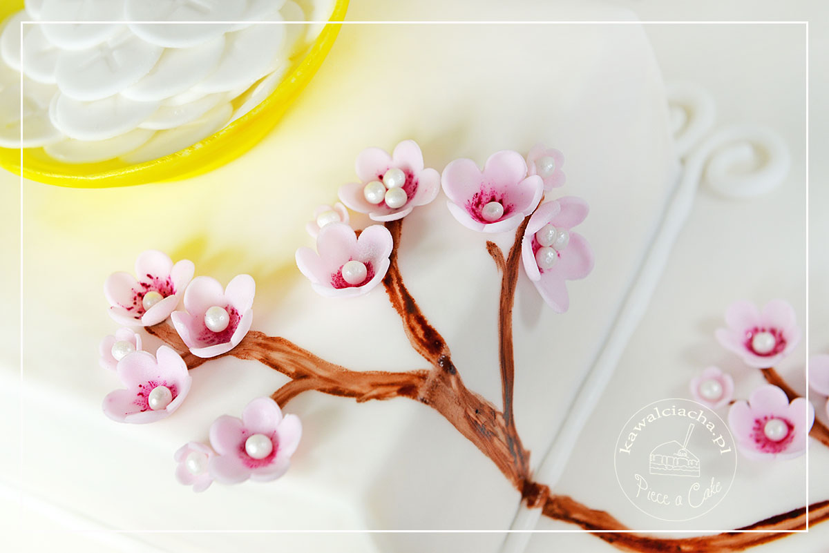 Obrazek: Gałązka kwitnącej wiśni, ozdoba tortu komunijnego