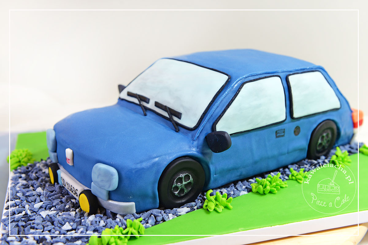 Obrazek: tort w kształcie samochodu Maluch