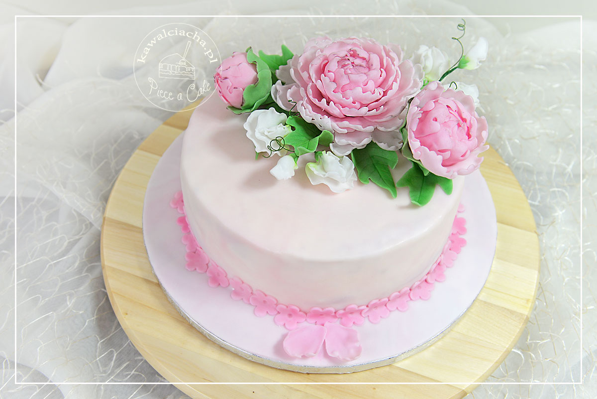 Obrazek: Tort ślubny z cukrowymi kwiatami
