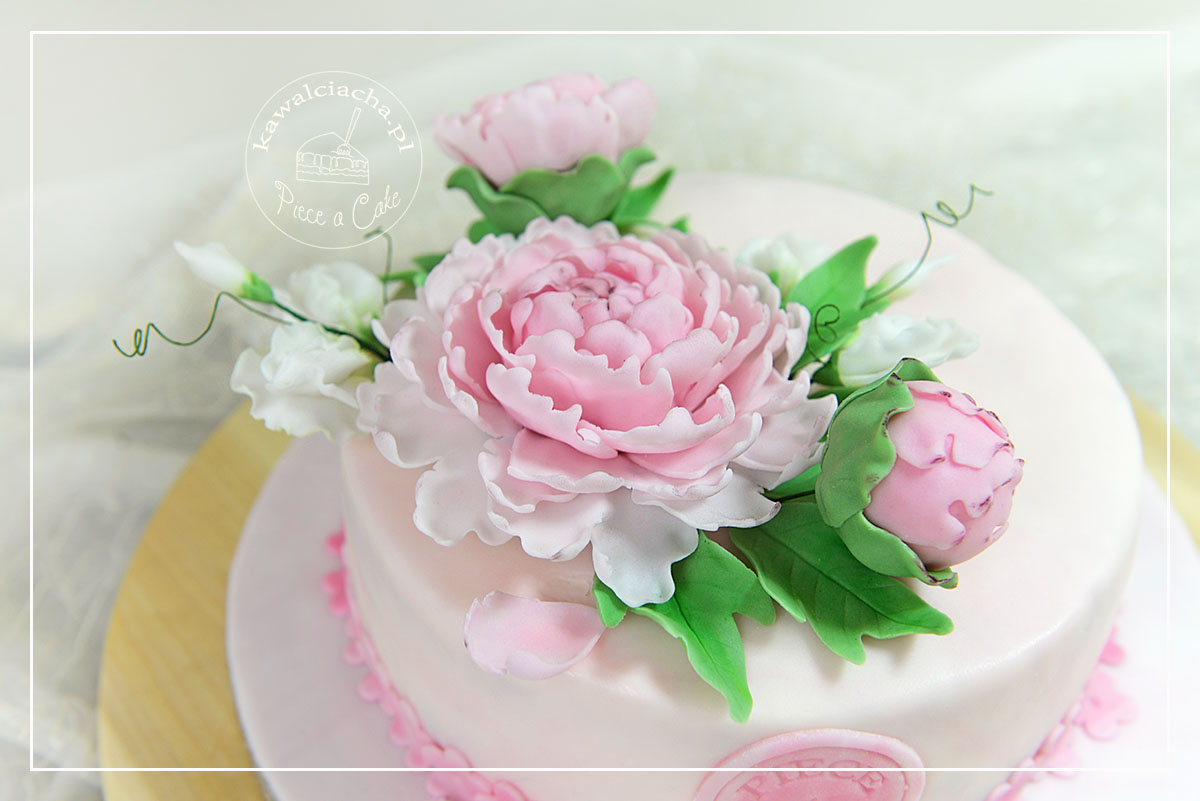 Obrazek: Tort weselny z kwiatami z masy cukrowej
