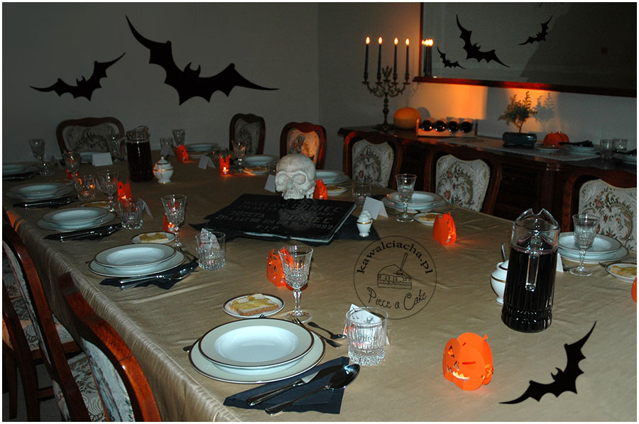stół na halloweenowe przyjęcie