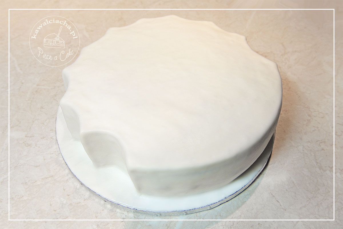 Obrazek: Tort obłożony białym lukrem plastycznym