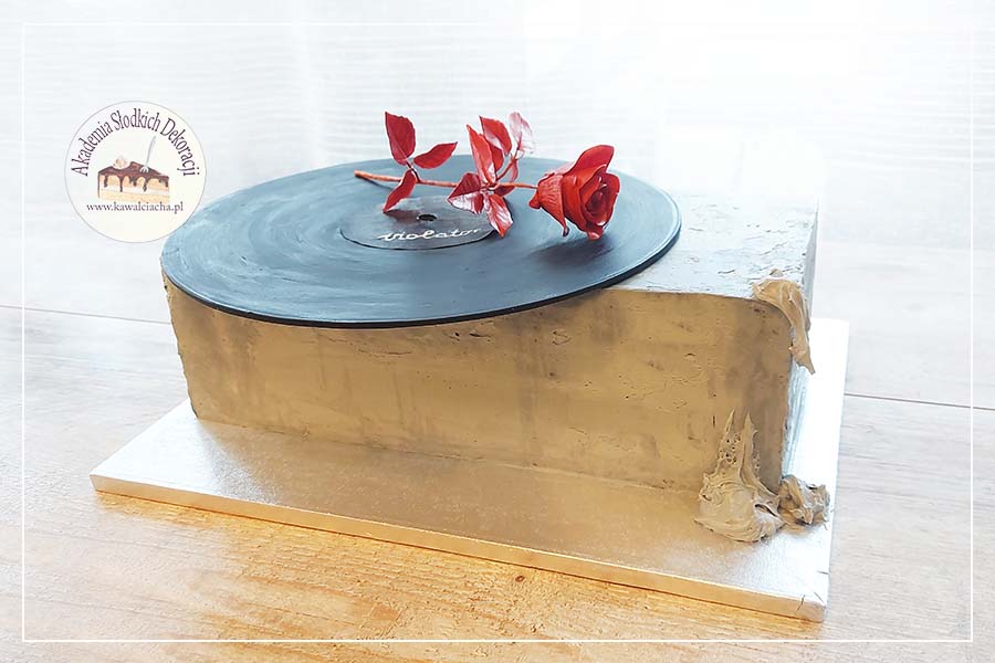 Obrazek: Męski tort w kształcie bryły betonu z płytą winylową