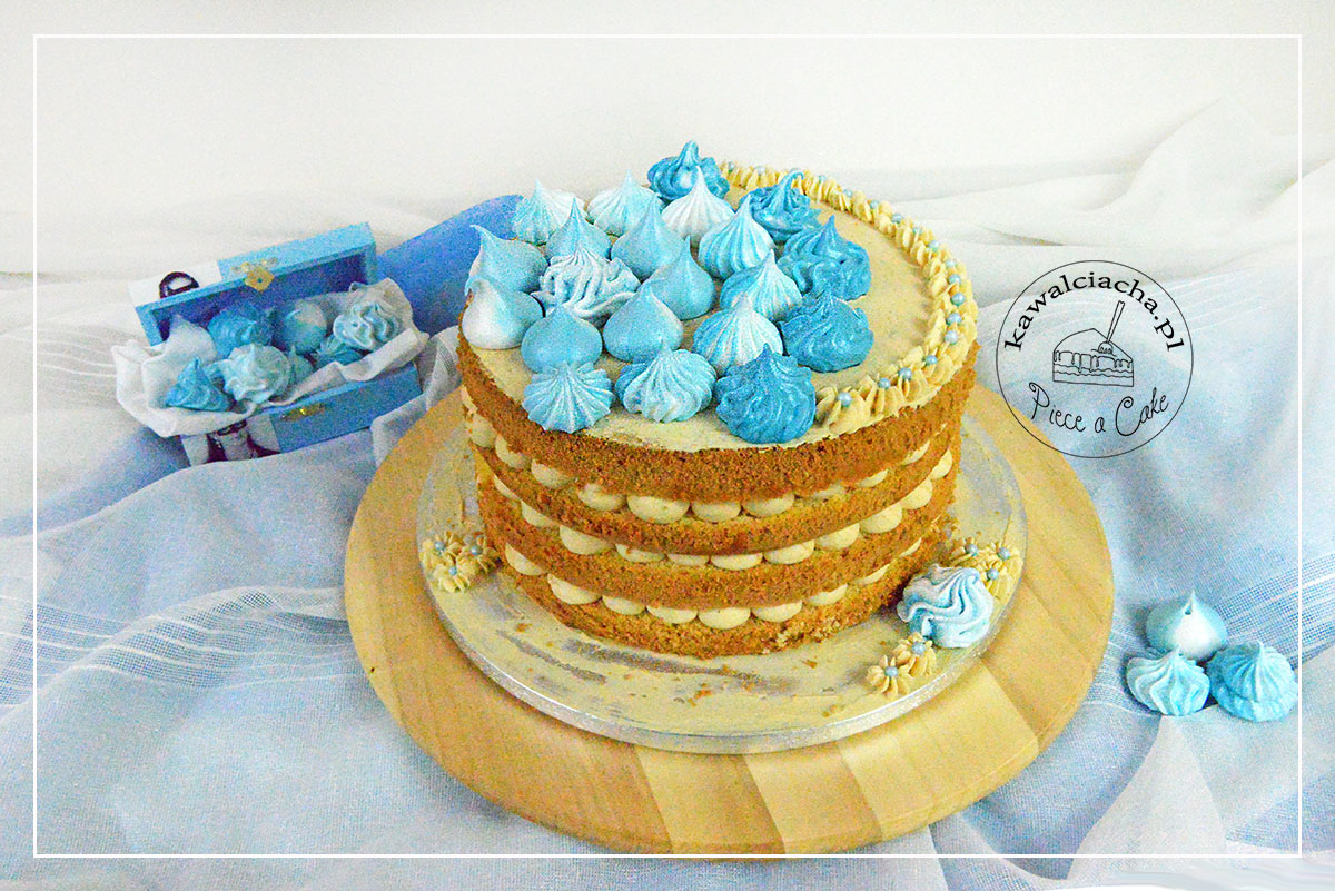 Obrazek: naked cake z niebieskimi bezami