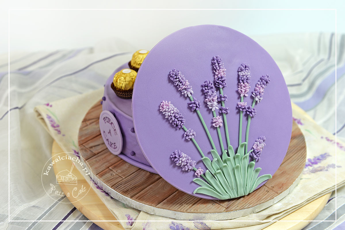 Obrazek: Tort urodzinowy - pudełko czekoladek z kwiatami lawendy
