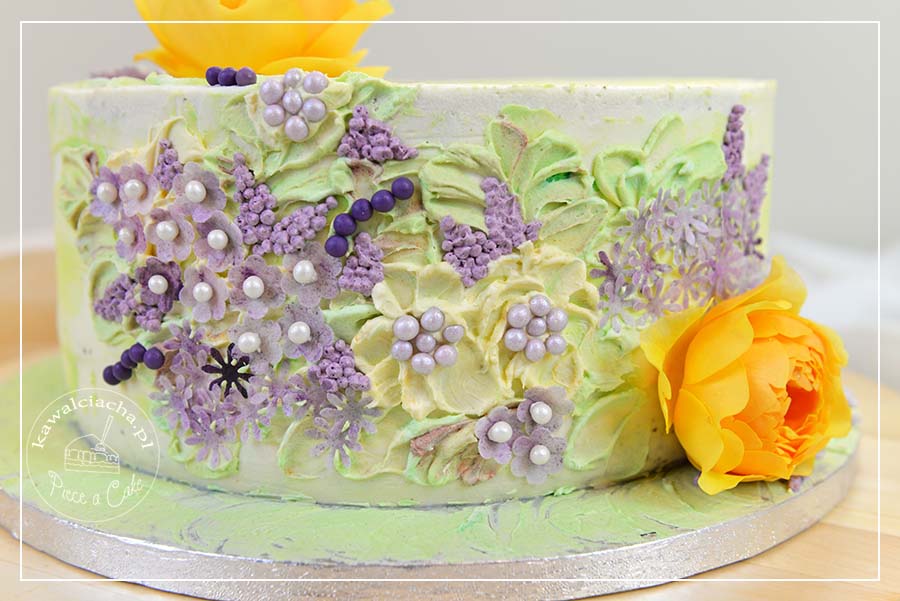 Obrazek: Tort w kremie maślanym z perełkami i kwiatami