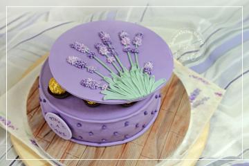 Tort bombonierka z kwiatami lawendy Tort bombonierka z kwiatami lawendy